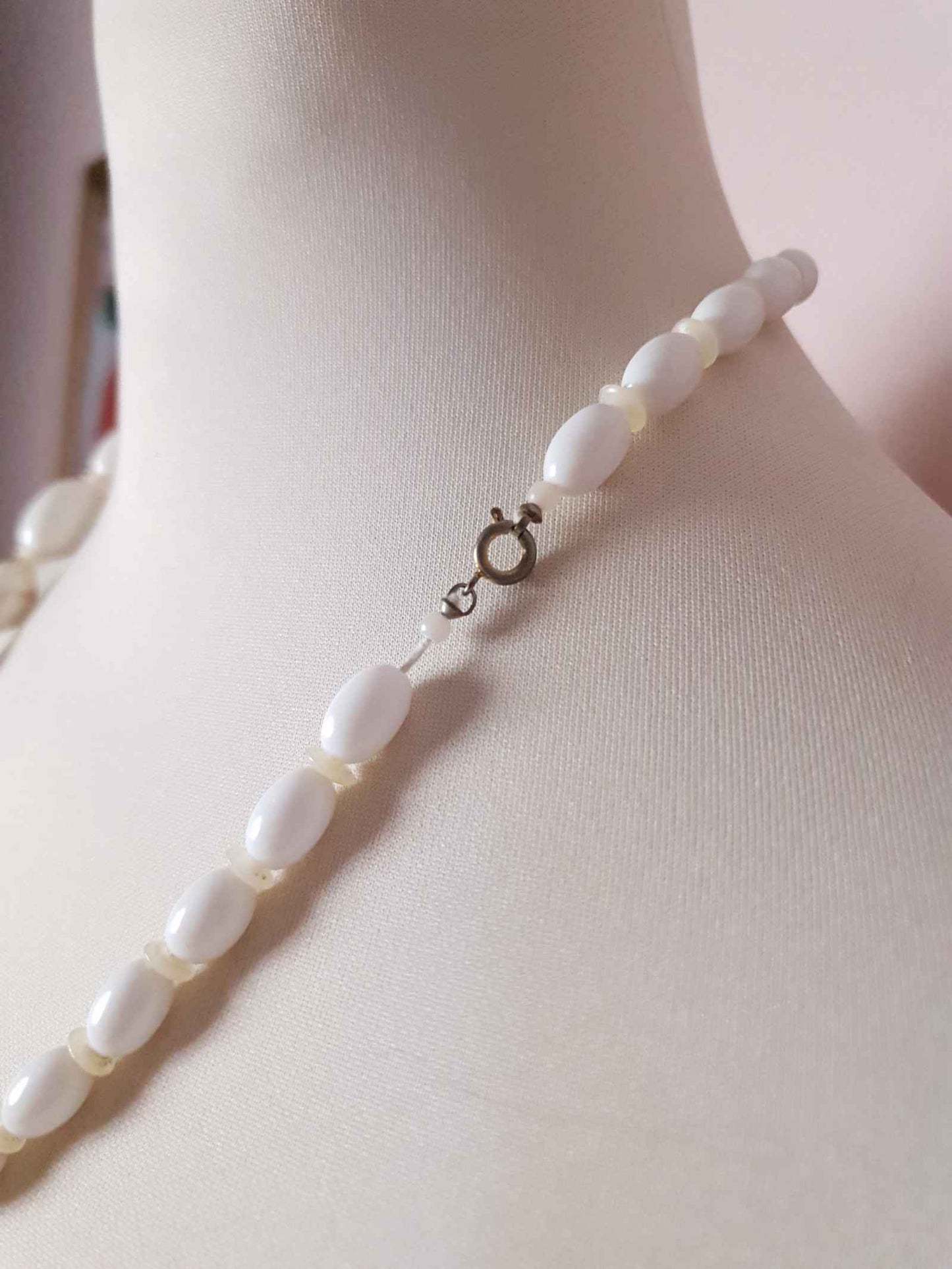 Vintage 1950s White Necklace Graduated Beads