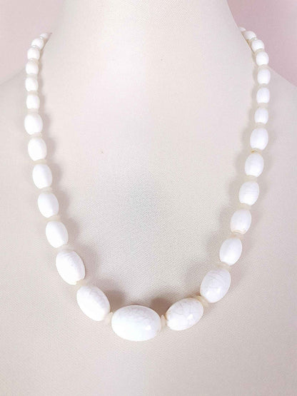 Vintage 1950s White Necklace Graduated Beads