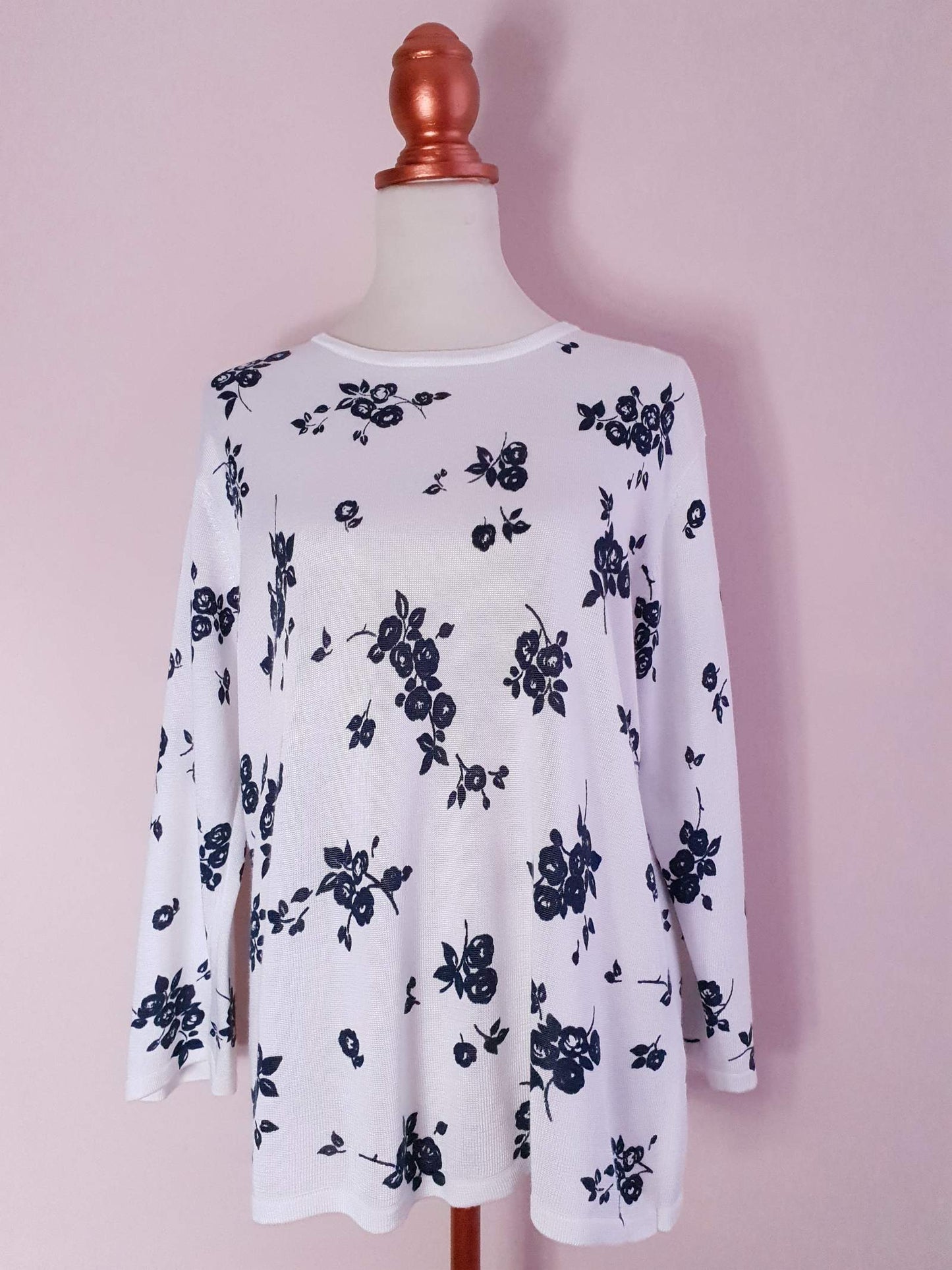 Pretty Pre-Loved 1980s Oversize White and Black Rose Floral Jumper