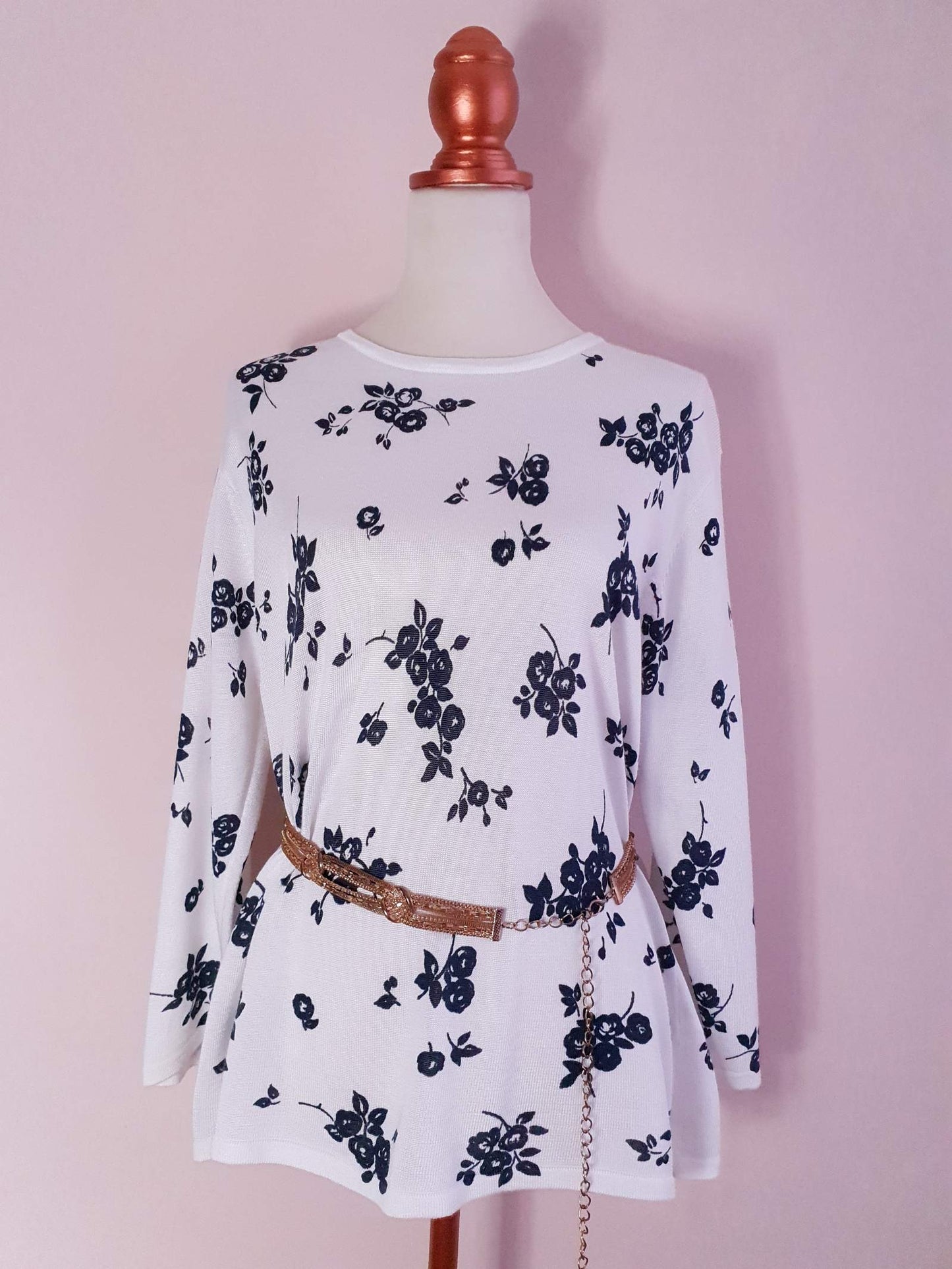 Pretty Pre-Loved 1980s Oversize White and Black Rose Floral Jumper