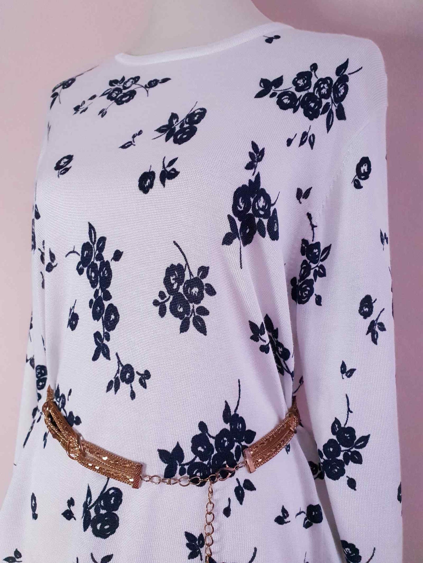 Pretty Pre-Loved 1980s Oversize White and Black Rose Floral Jumper