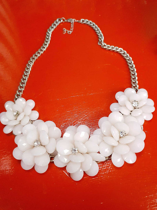 90s Vintage White Flower Statement Necklace Rhinestone Floral