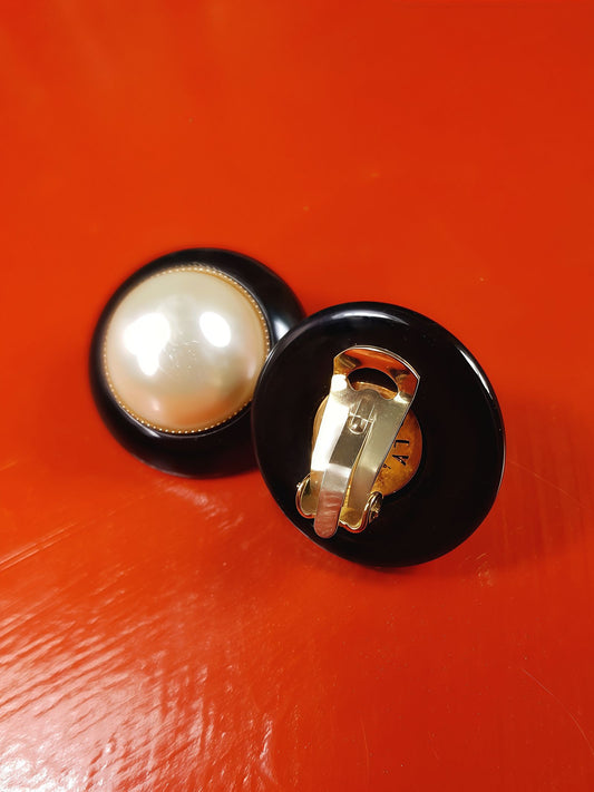 Vintage 1980s Black White Faux Pearl Earrings Clip-On - Made In Italy