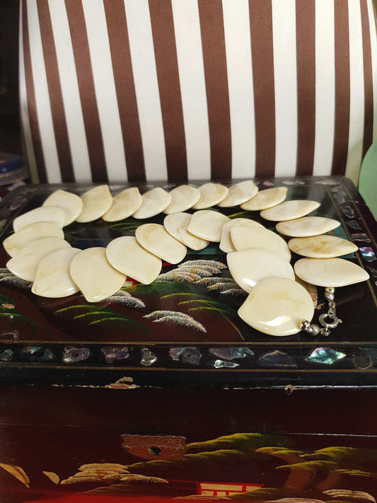 Vintage 1950s Cream Marbled Lucite Petal Necklace Choker Mid-Century Modern Retro MCM