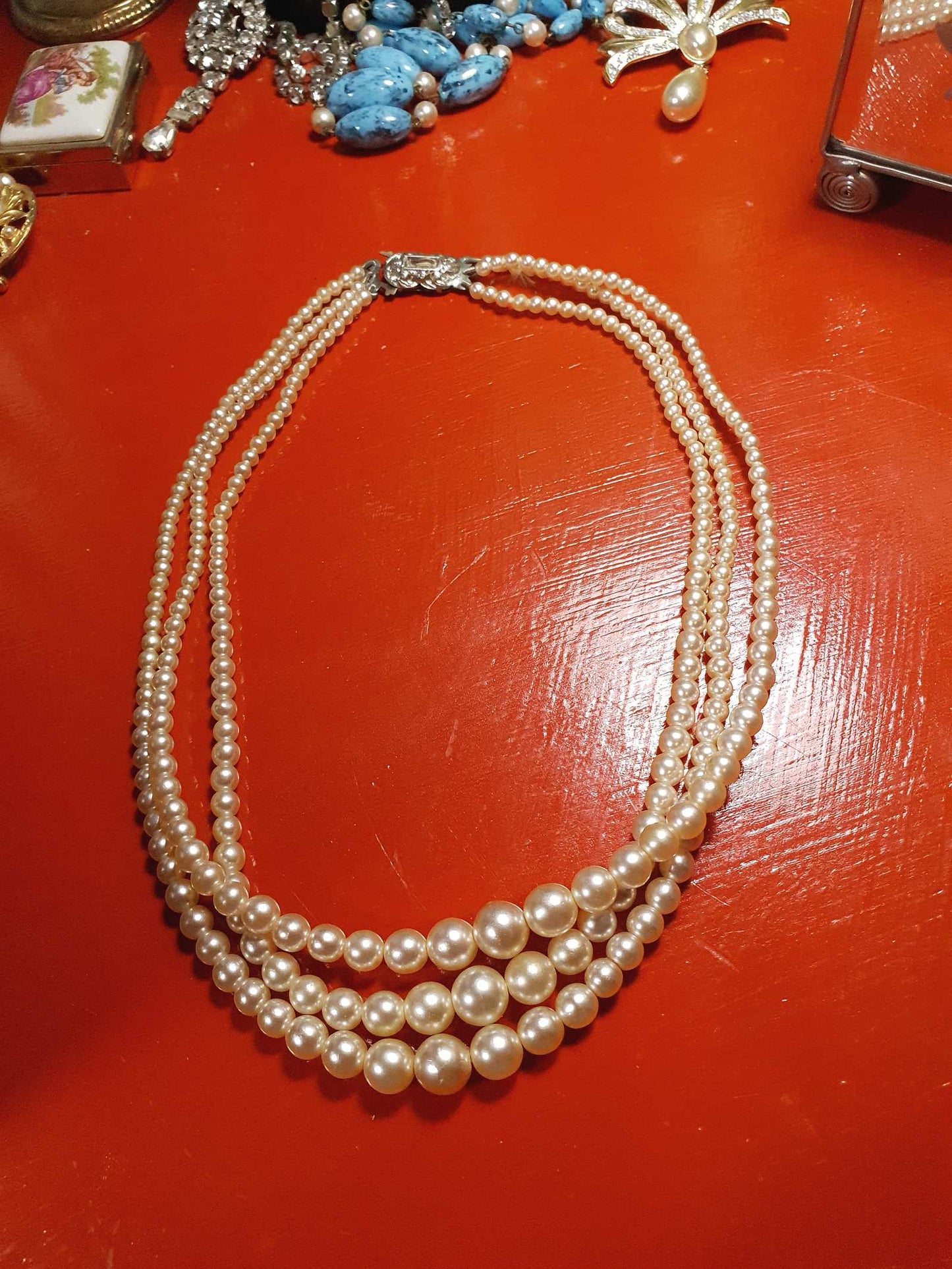 Vintage 1950s Pearl Necklace 17" Three Strand Graduated Cream Pearls