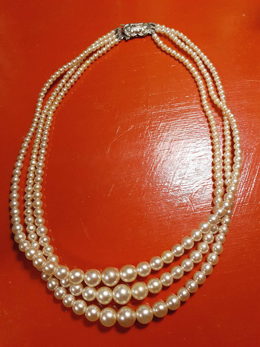 Vintage 1950s Pearl Necklace 17" Three Strand Graduated Cream Pearls