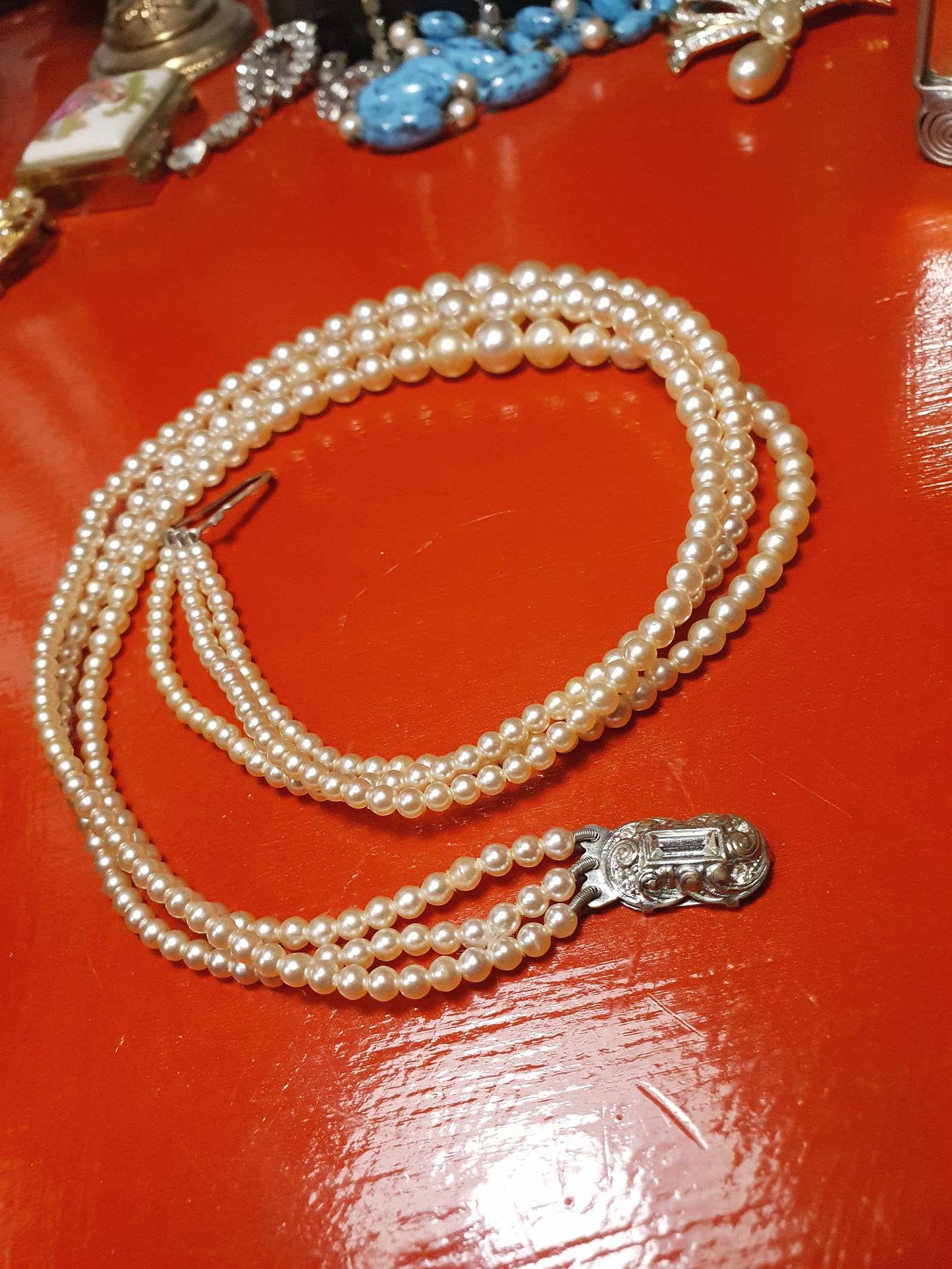 Vintage 1950s Pearl Necklace 17" Three Strand Graduated Cream Pearls