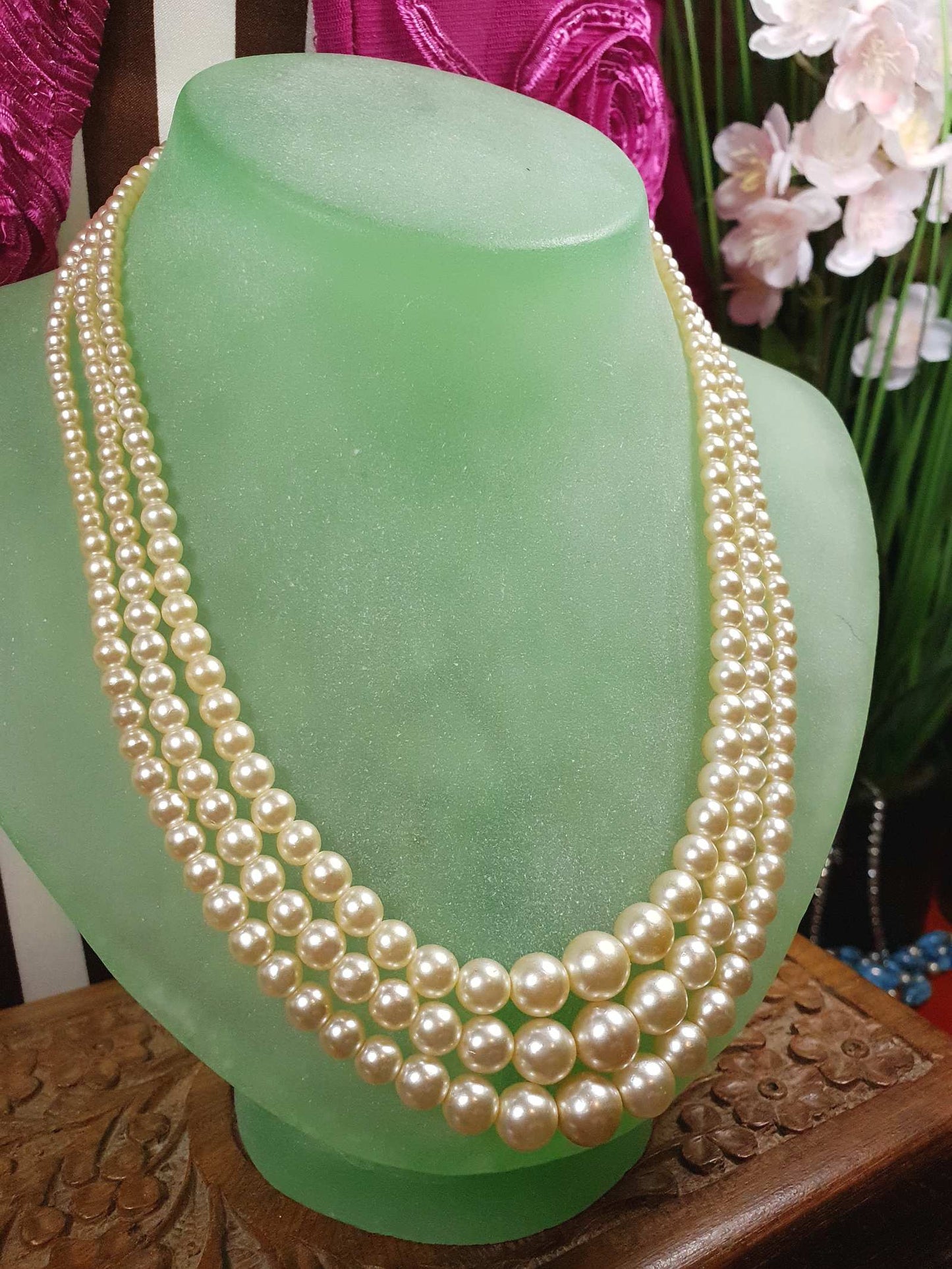 Vintage 1950s Pearl Necklace 17" Three Strand Graduated Cream Pearls