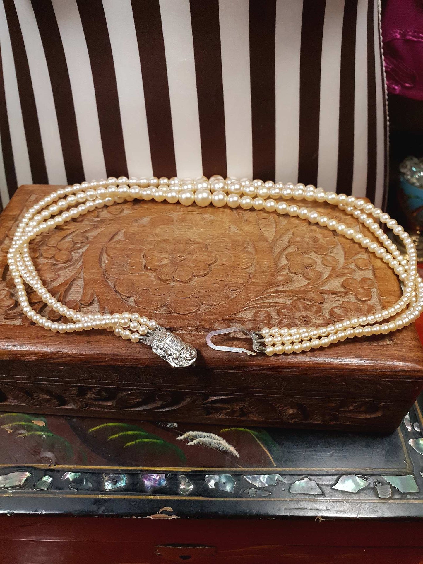 Vintage 1950s Pearl Necklace 17" Three Strand Graduated Cream Pearls