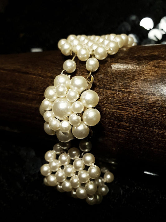 Gorgeous Vintage 1960s Faux Cream Pearl Bracelet