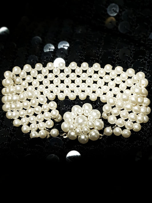 Gorgeous Vintage 1960s Faux Cream Pearl Bracelet