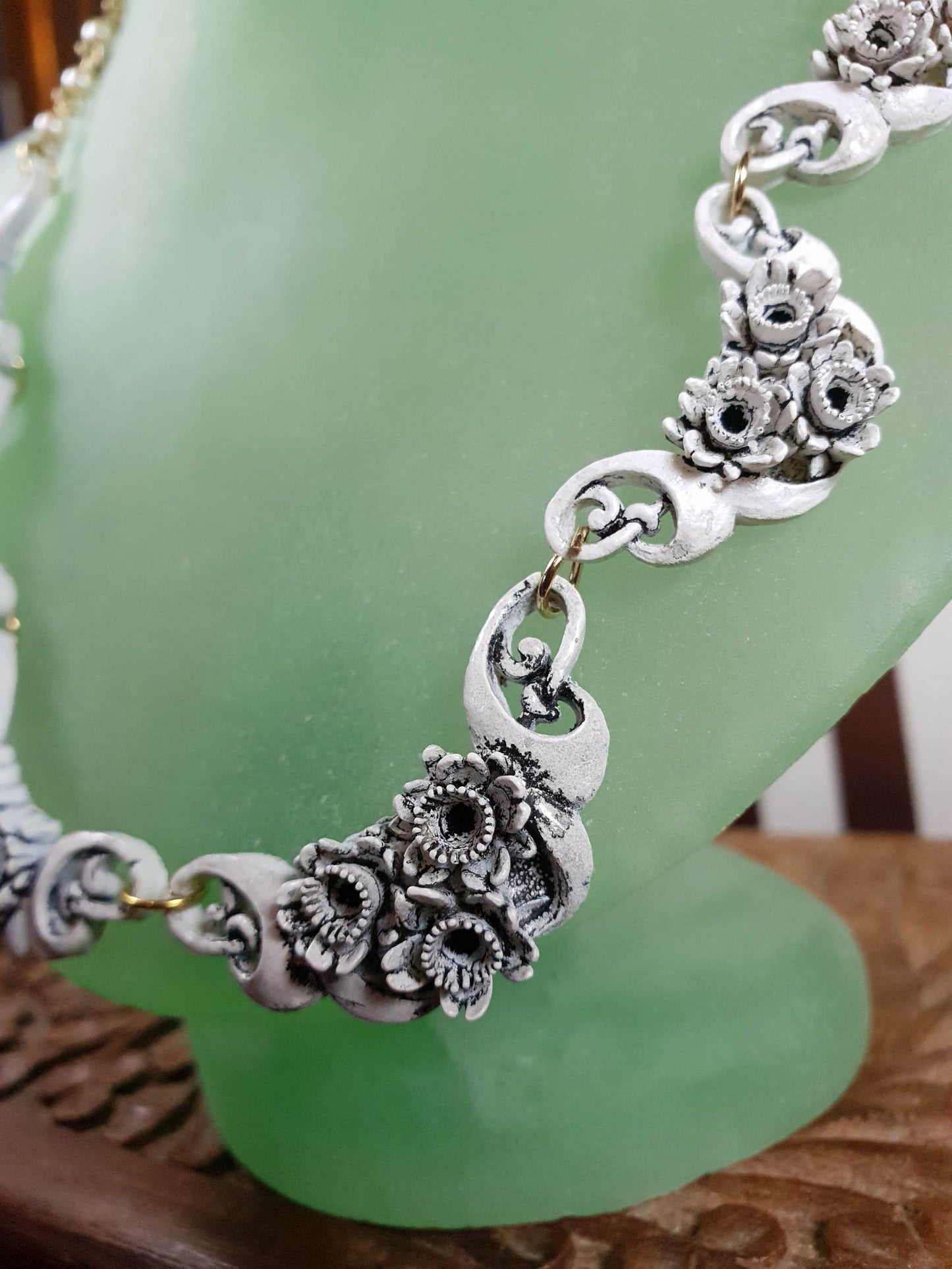 Vintage 1960s Carved Resin Necklace 17" White Floral Faux Pearl Gold Tone RARE