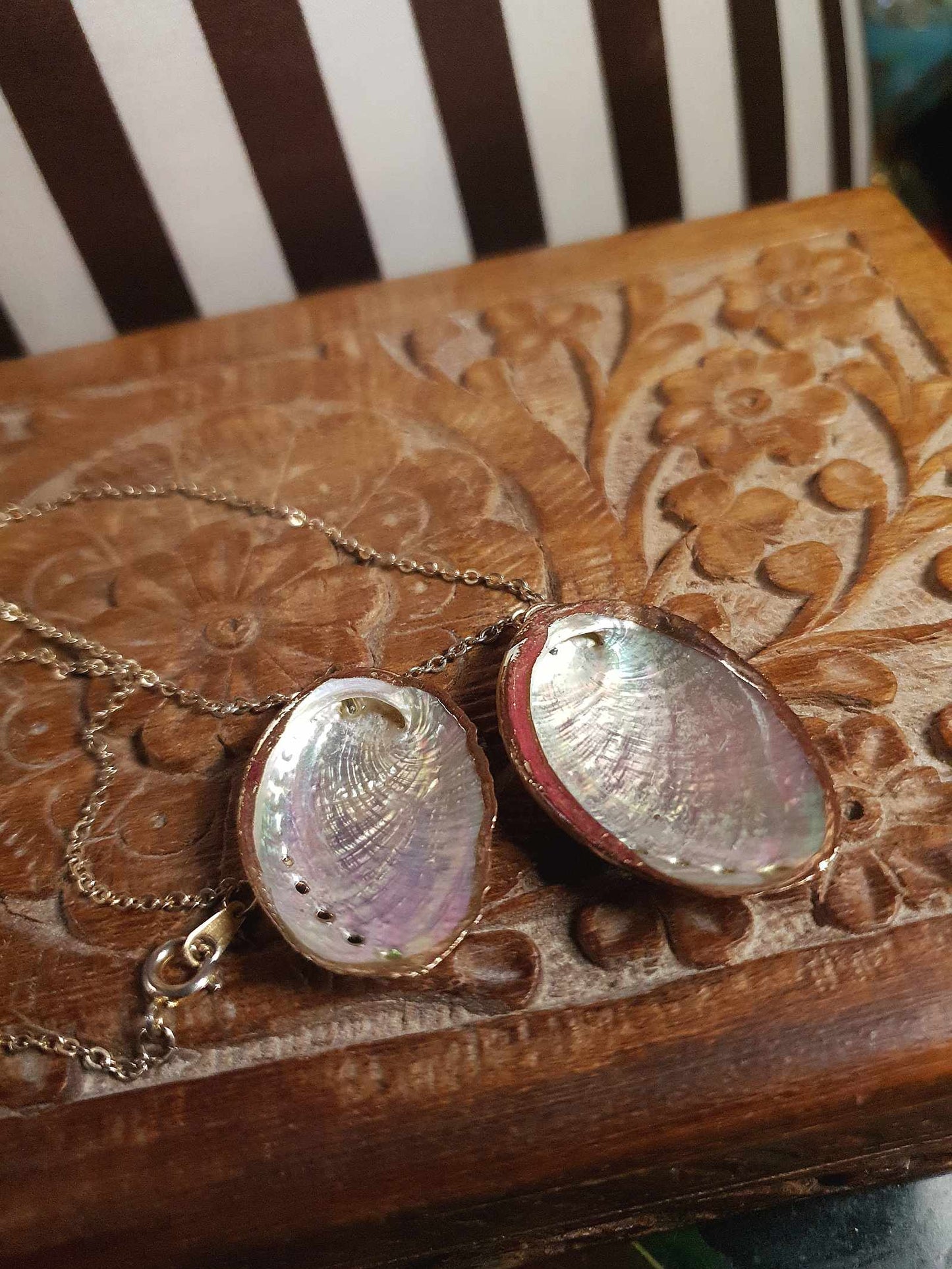 Vintage 1970s Abalone Shell Necklace 16.5" Retro