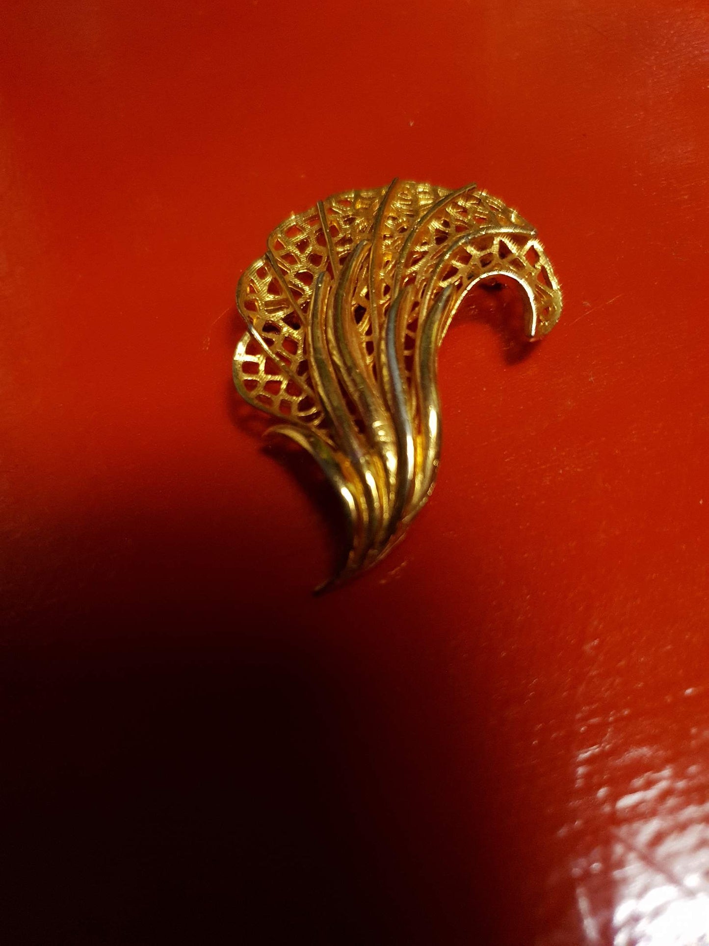 Vintage Leaf Swirl Brooch Filigree Gold Tone Retro Pin 1970s