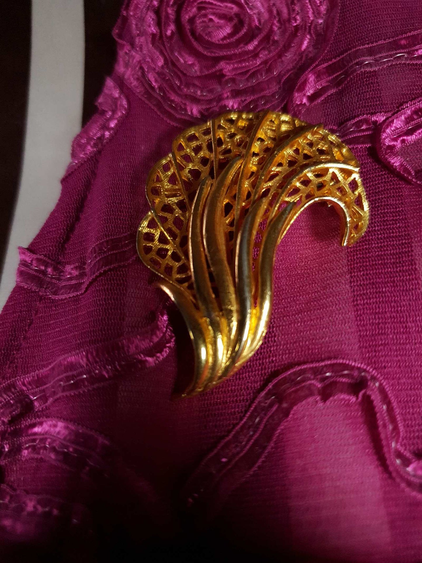 Vintage Leaf Swirl Brooch Filigree Gold Tone Retro Pin 1970s