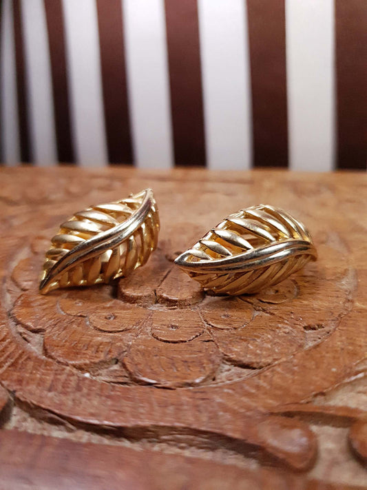 Vintage 1980s Leaf Earrings Clip On Gold Tone Retro
