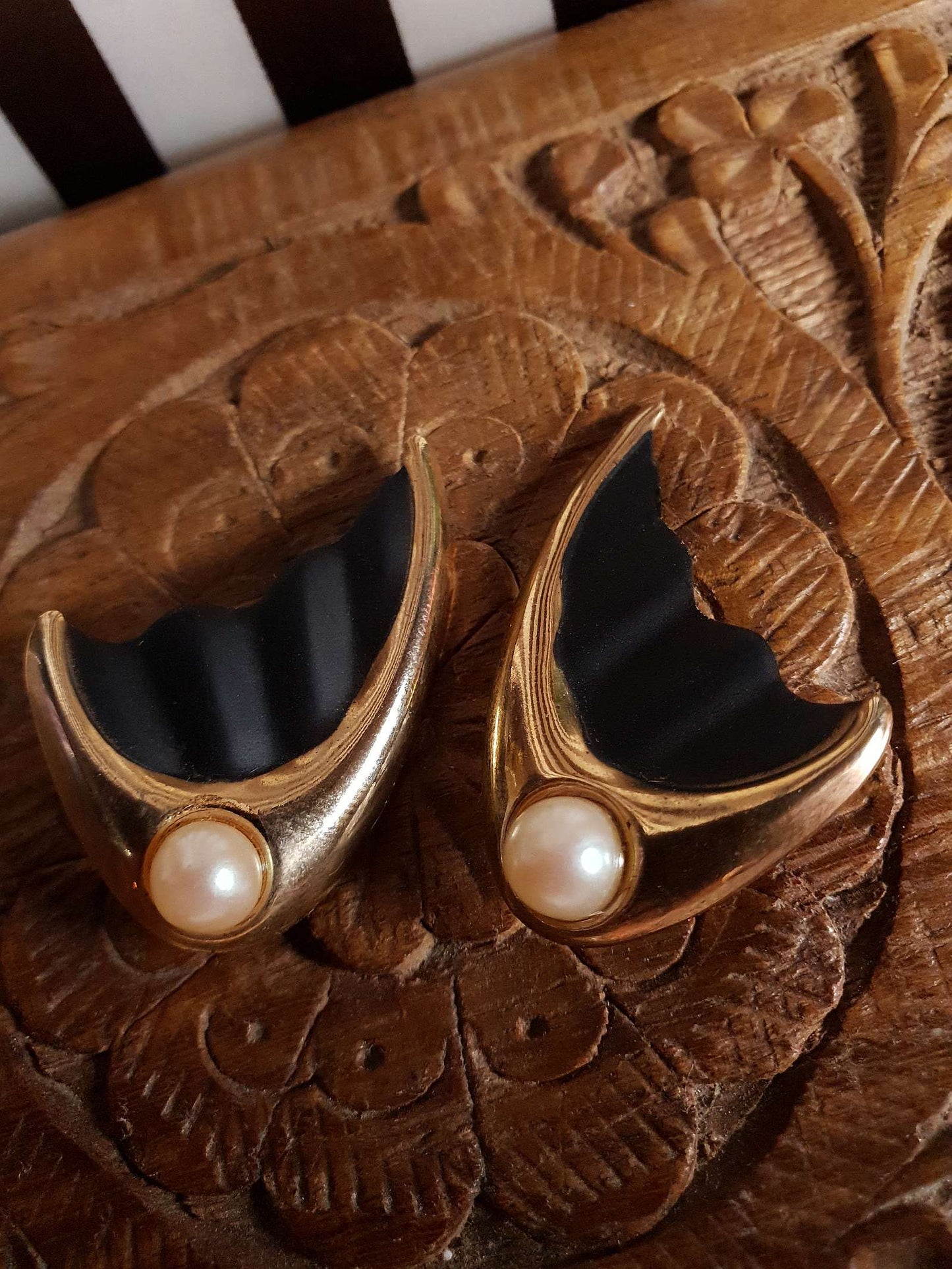 Vintage 1960s Faux Pearl Earrings Retro Gold Tone Black Wavy Wings