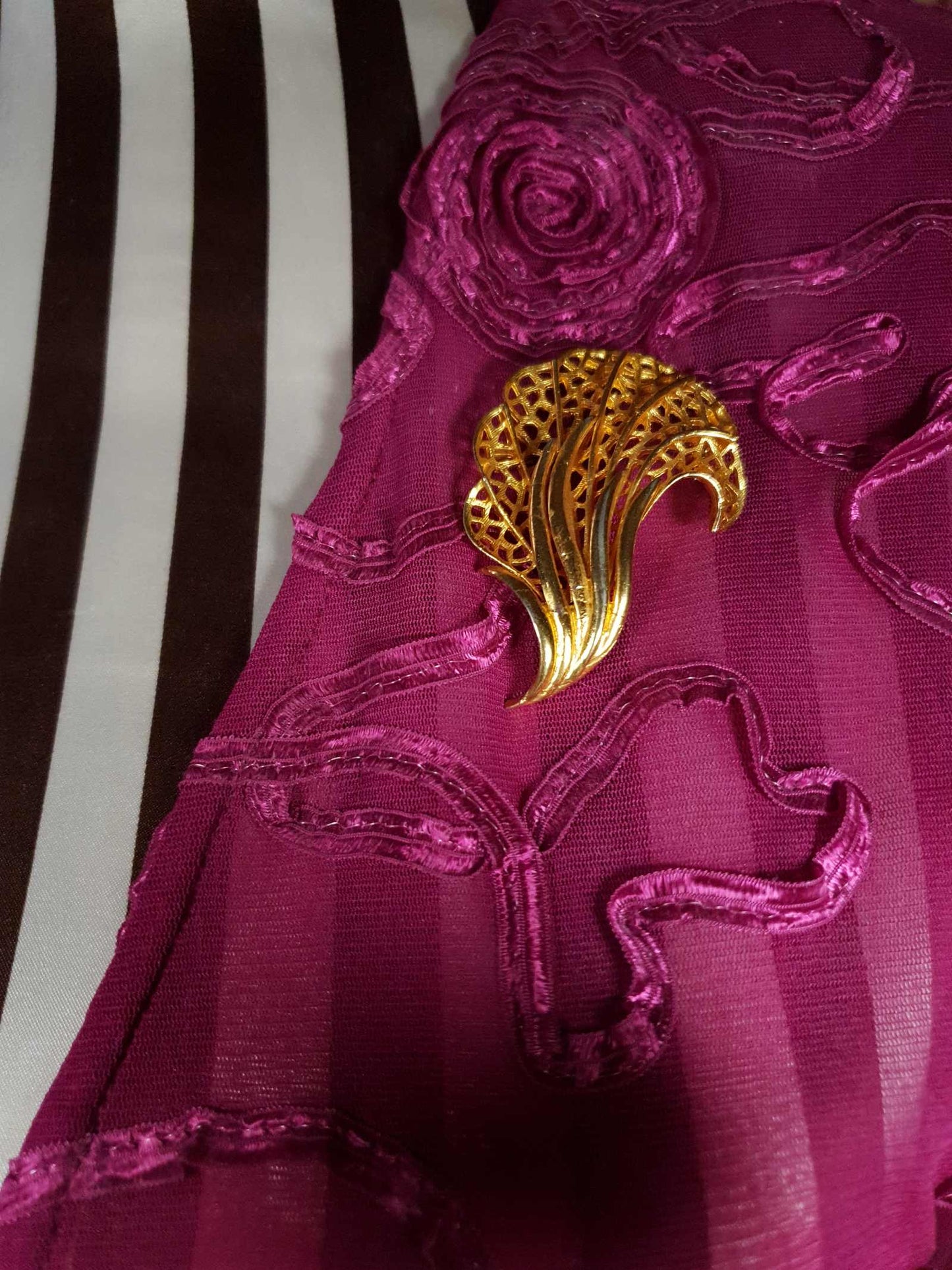 Vintage Leaf Swirl Brooch Filigree Gold Tone Retro Pin 1970s