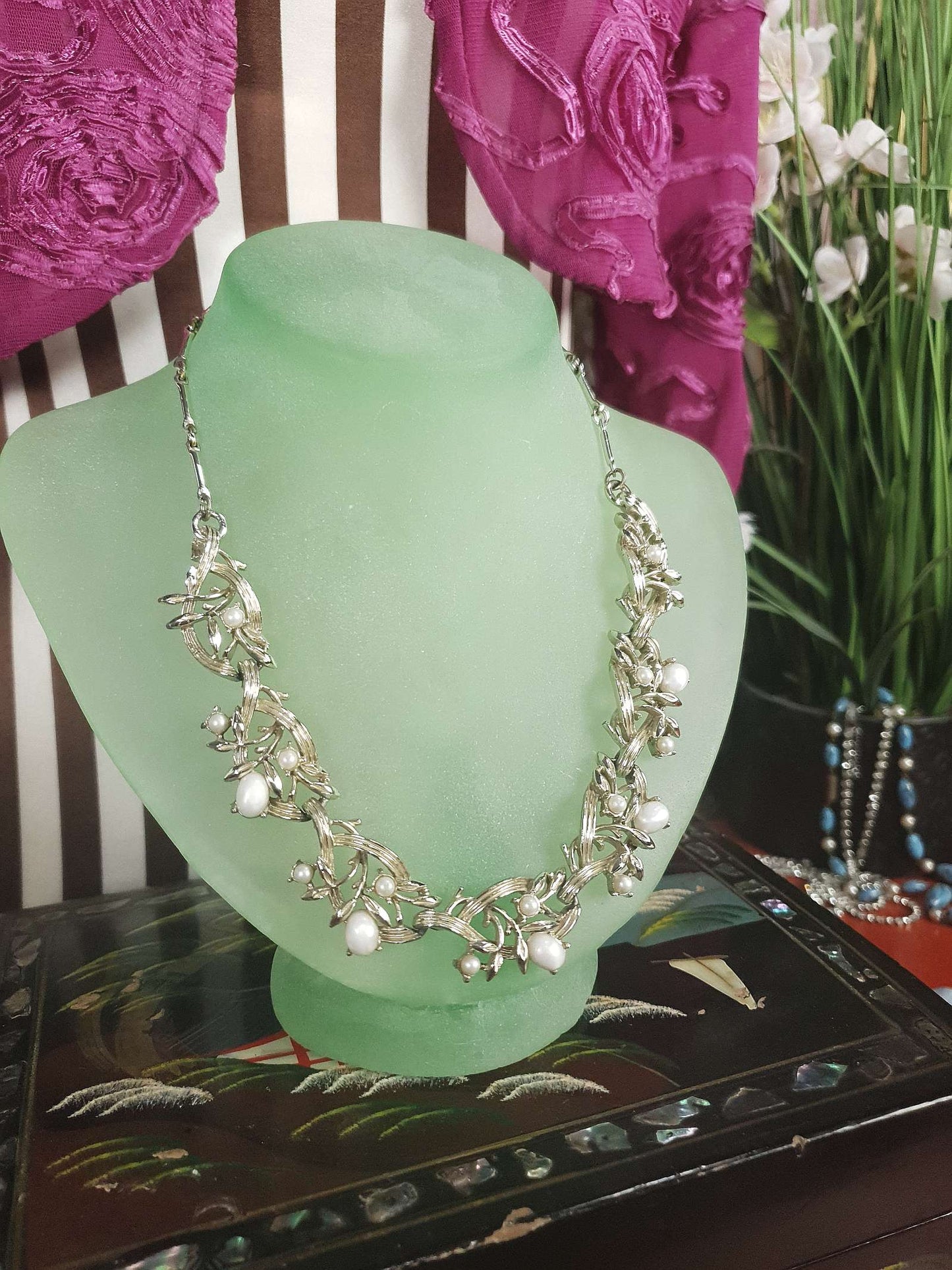 Vintage 1950s Glass Pearl Leaf Necklace Retro