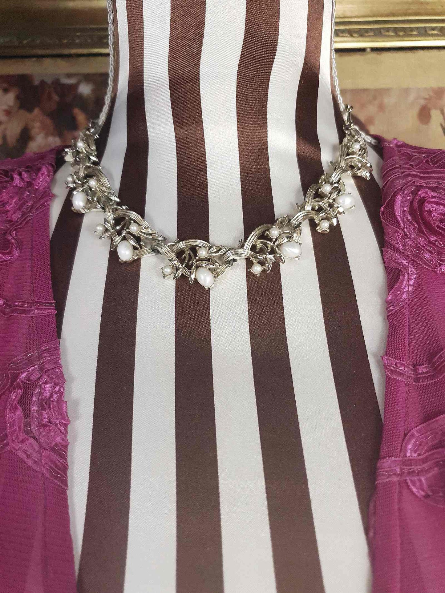 Vintage 1950s Glass Pearl Leaf Necklace Retro