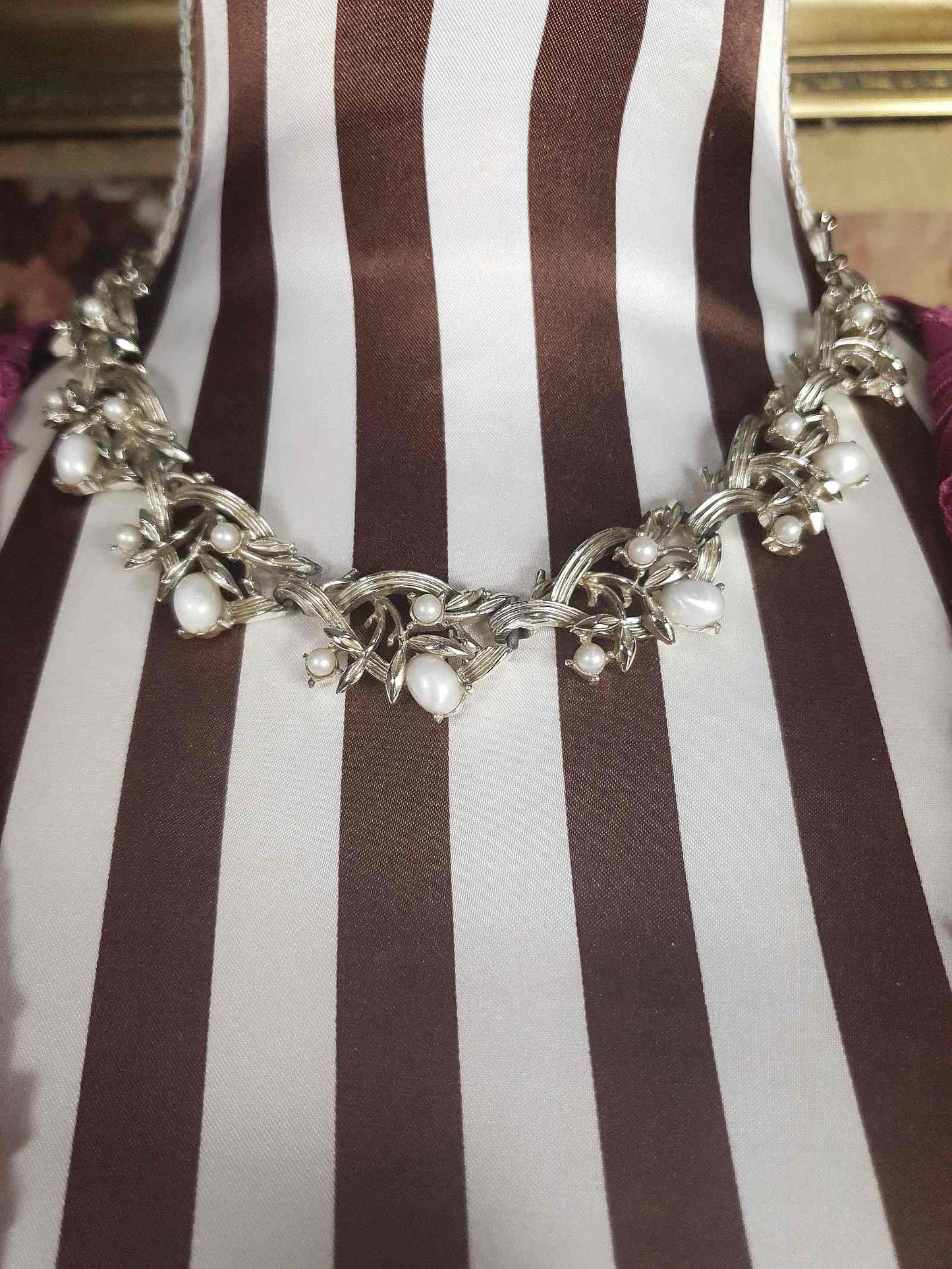 Vintage 1950s Glass Pearl Leaf Necklace Retro