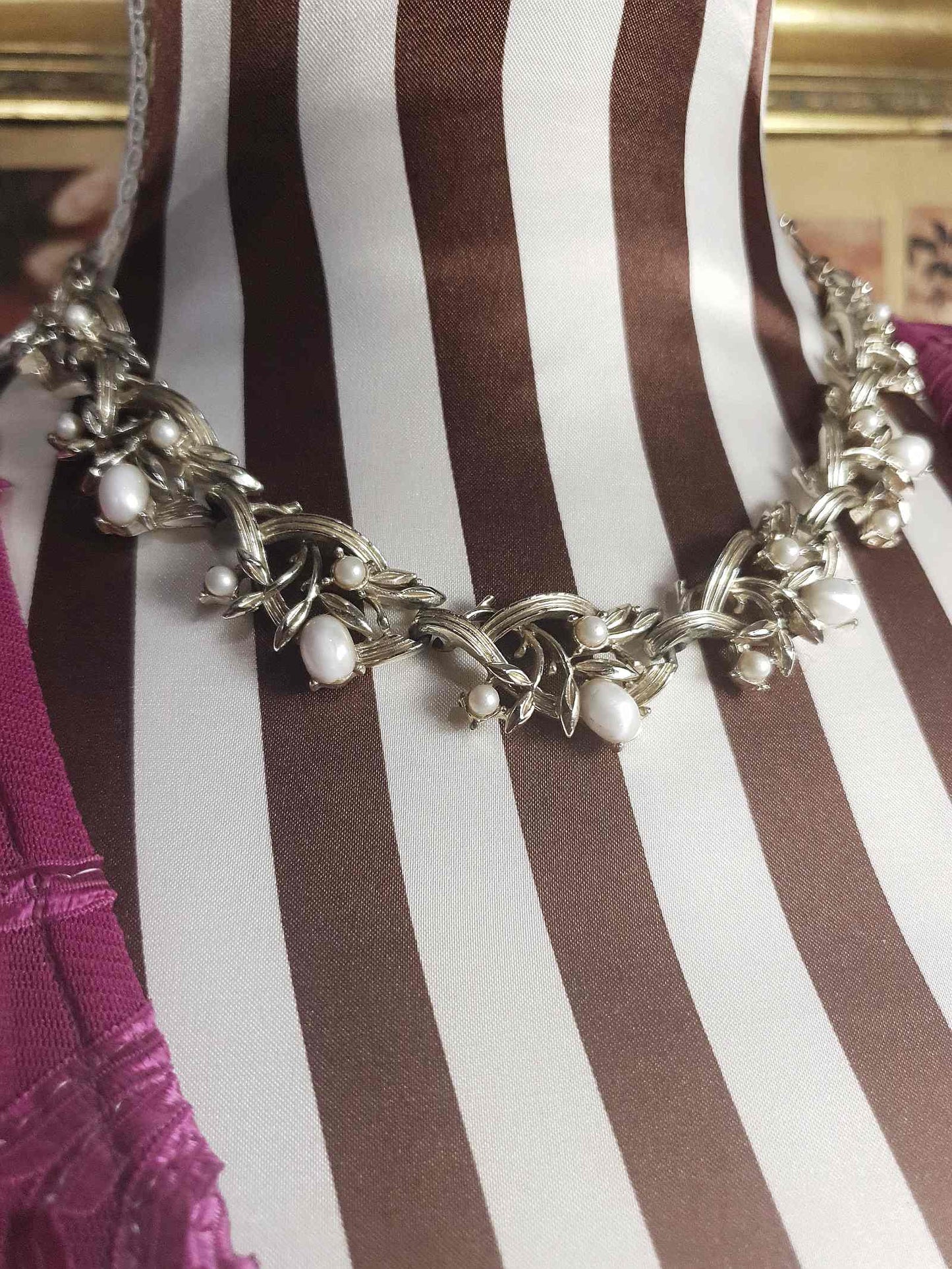 Vintage 1950s Glass Pearl Leaf Necklace Retro