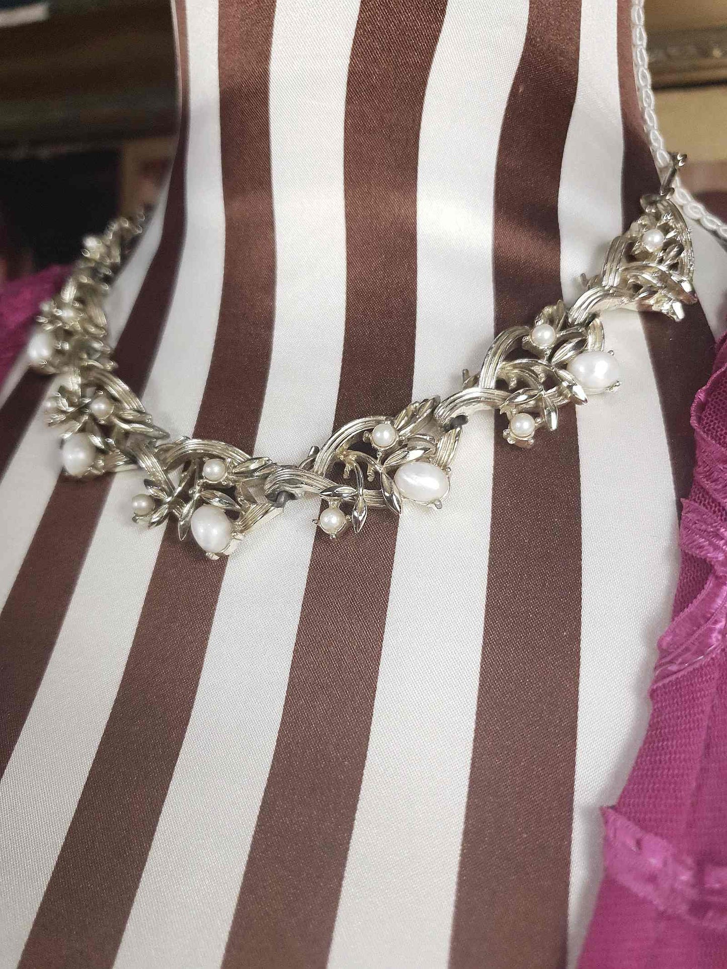 Vintage 1950s Glass Pearl Leaf Necklace Retro