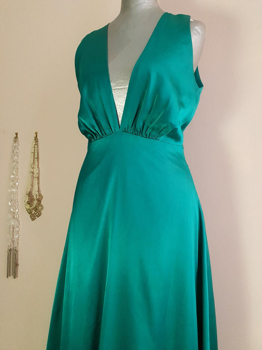 Beautiful 1980s Vintage Emerald Green Satin Hollywood Evening Gown Dress - Size 10