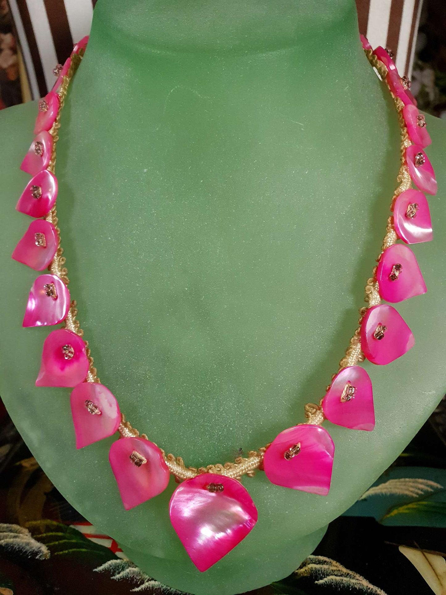 Vintage 1930s Mother Of Pearl Necklace 16" Choker Cerise Pink Teardrop Art Deco