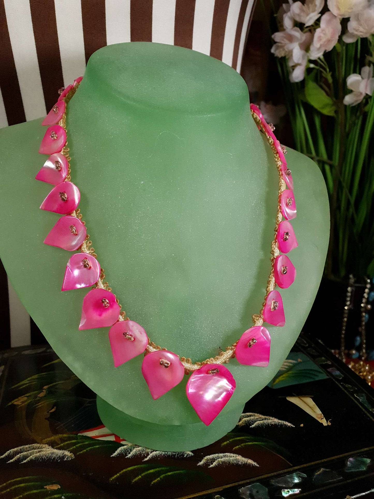 Vintage 1930s Mother Of Pearl Necklace 16" Choker Cerise Pink Teardrop Art Deco