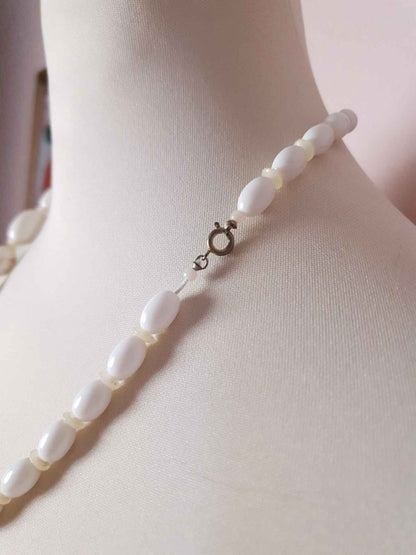 Vintage 1950s White Necklace Graduated Beads