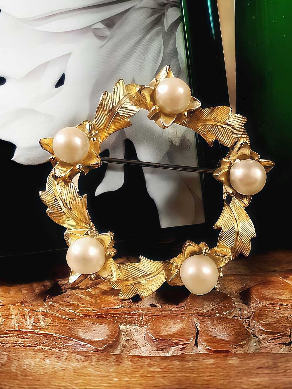 Vintage 1960s Faux Pearl Wreath Brooch Leaf Pin Gold Tone