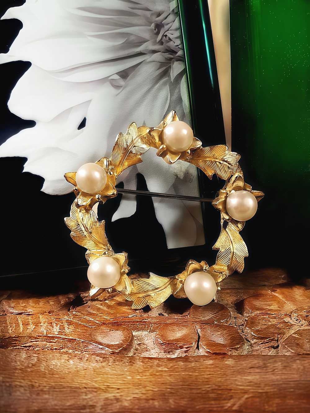 Vintage 1960s Faux Pearl Wreath Brooch Leaf Pin Gold Tone