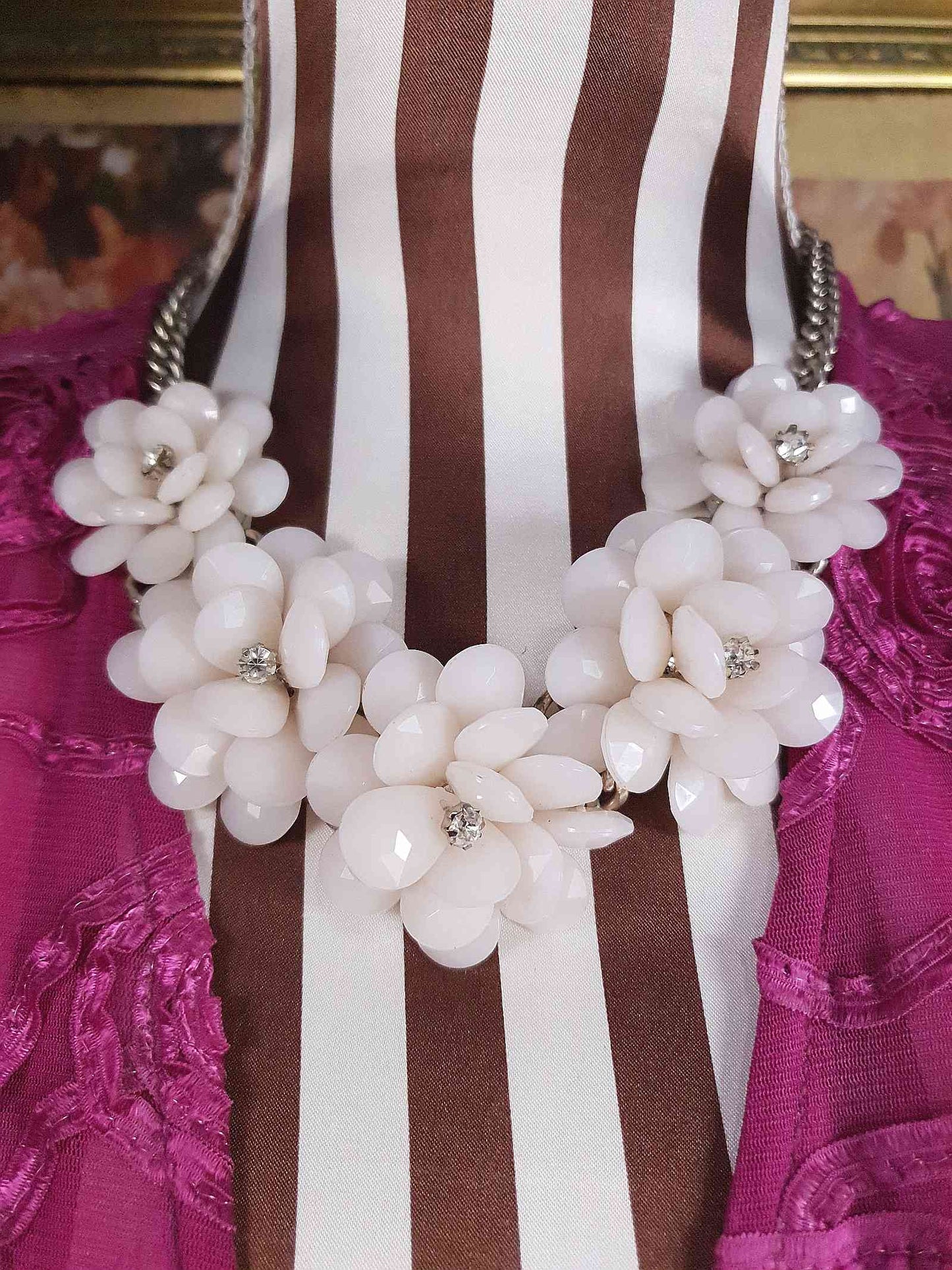 90s Vintage White Flower Statement Necklace Rhinestone Floral
