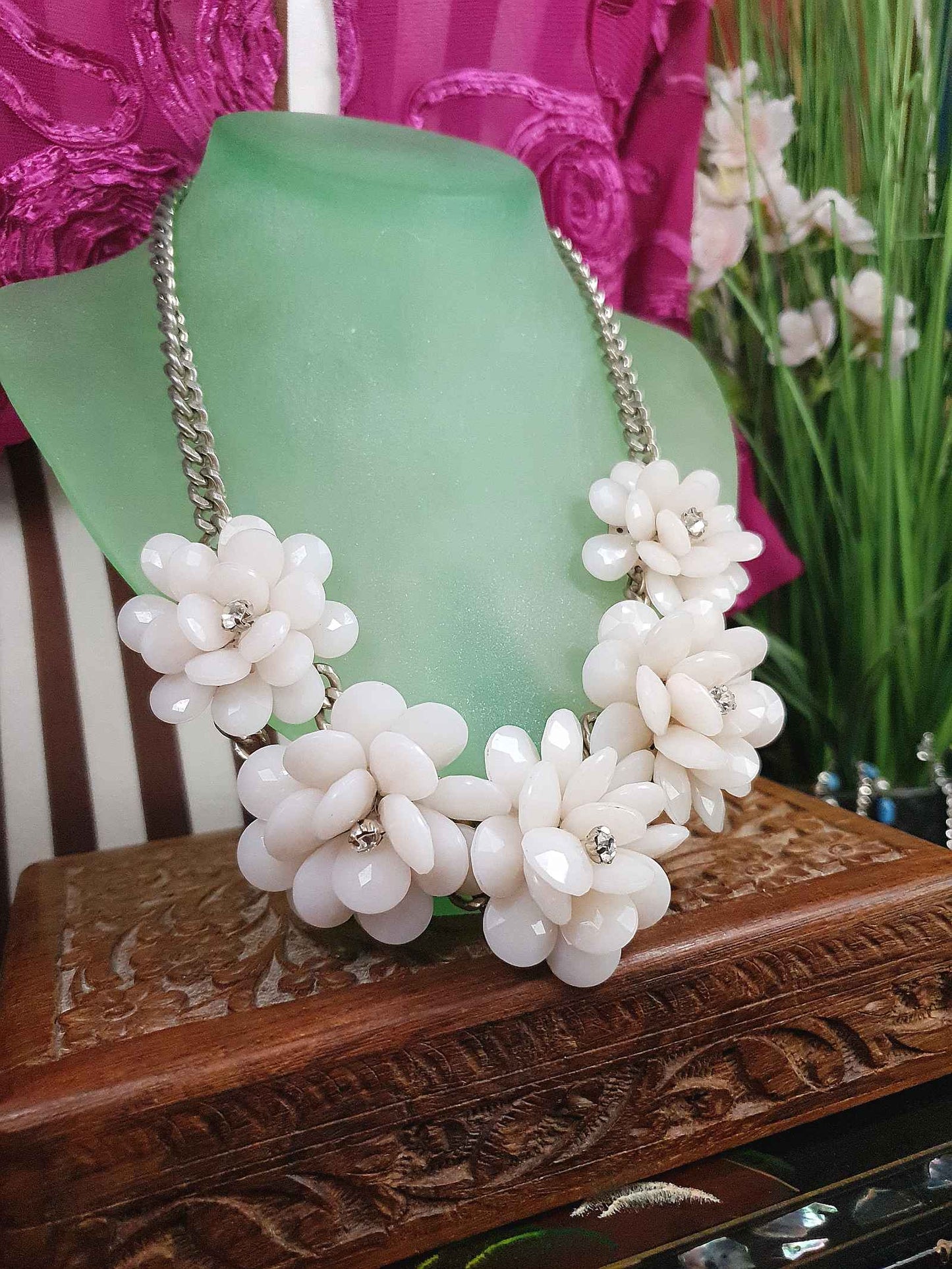 90s Vintage White Flower Statement Necklace Rhinestone Floral