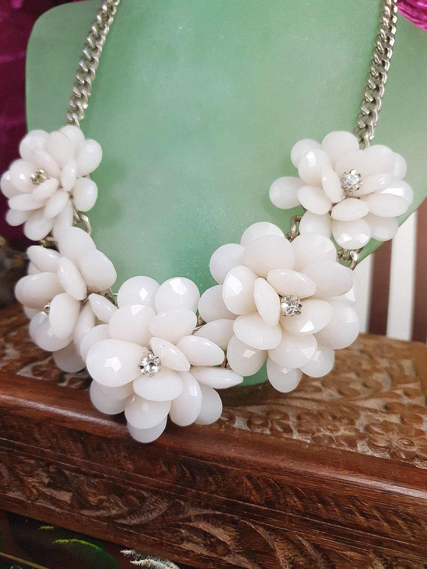 90s Vintage White Flower Statement Necklace Rhinestone Floral