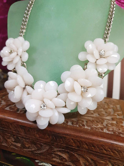 90s Vintage White Flower Statement Necklace Rhinestone Floral