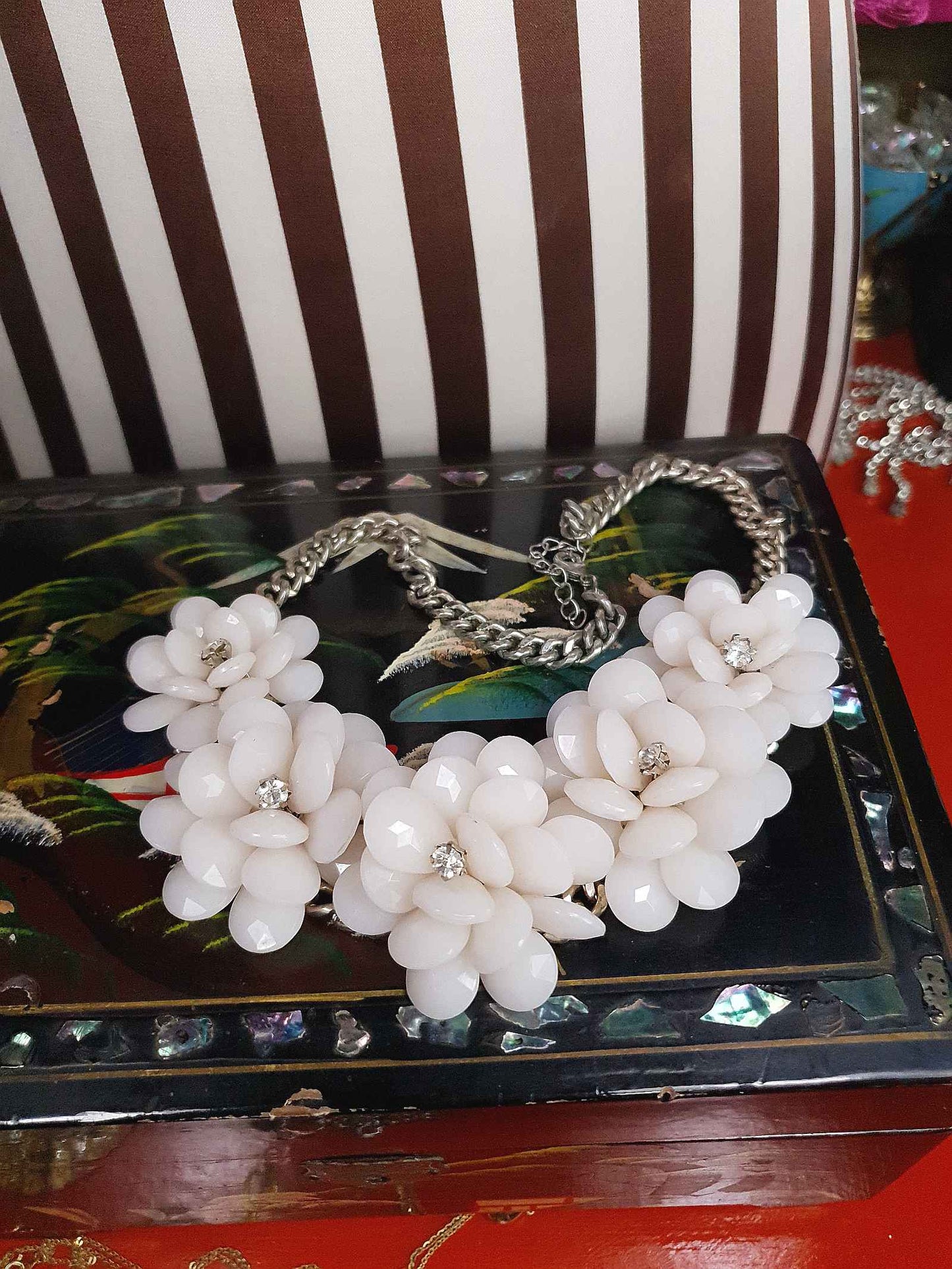 90s Vintage White Flower Statement Necklace Rhinestone Floral