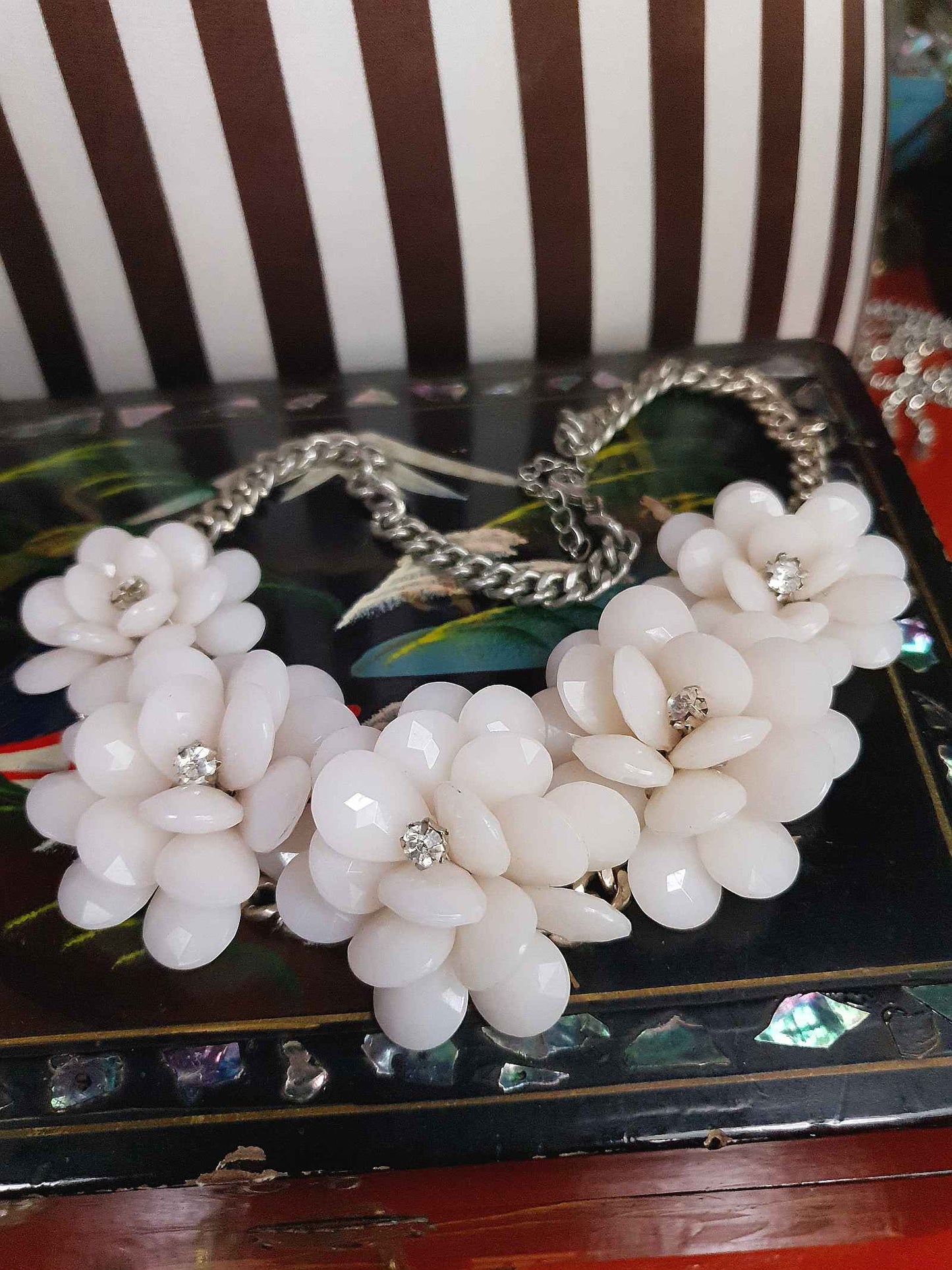90s Vintage White Flower Statement Necklace Rhinestone Floral