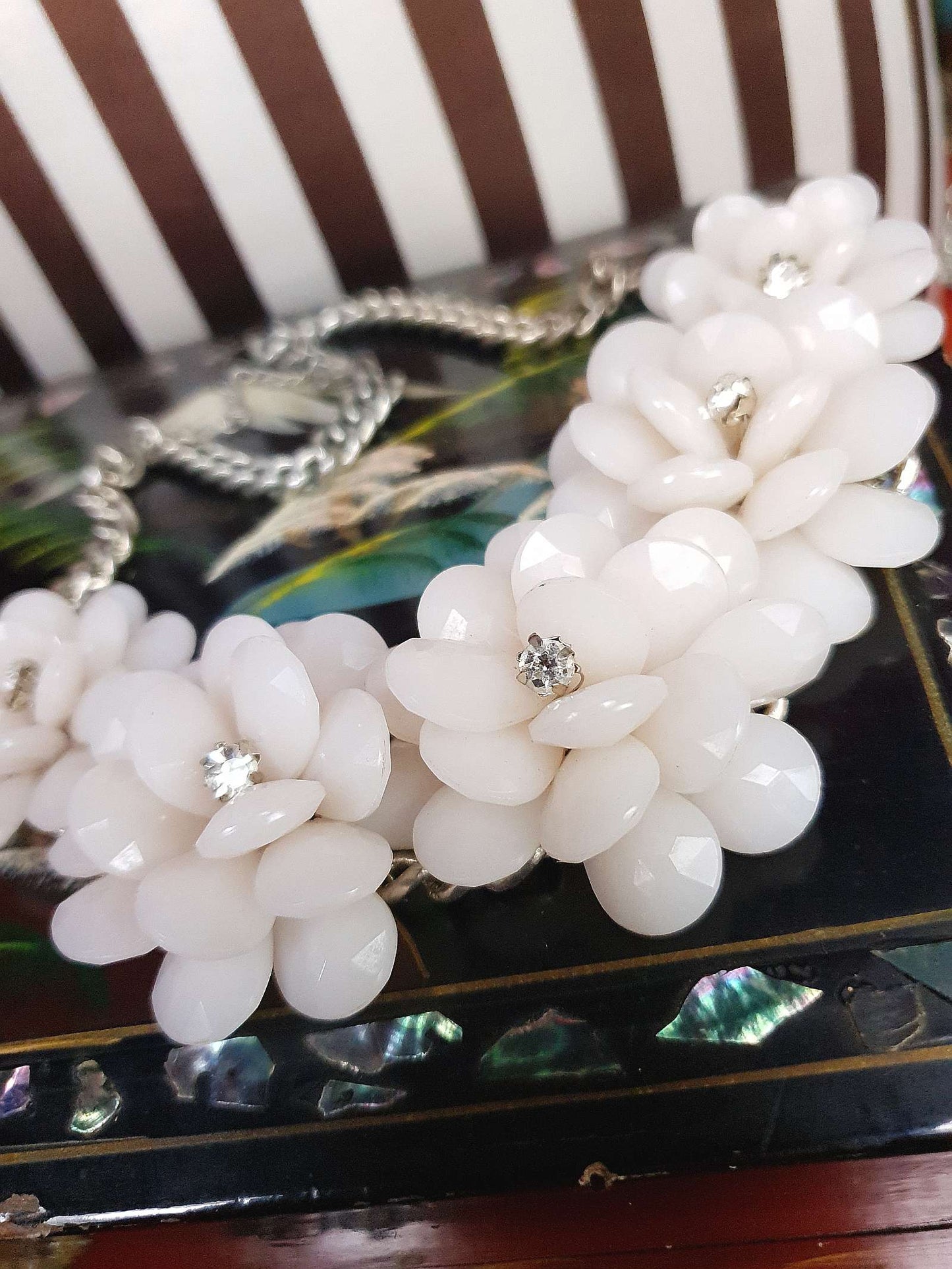 90s Vintage White Flower Statement Necklace Rhinestone Floral