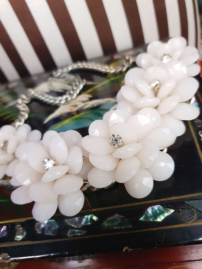 90s Vintage White Flower Statement Necklace Rhinestone Floral