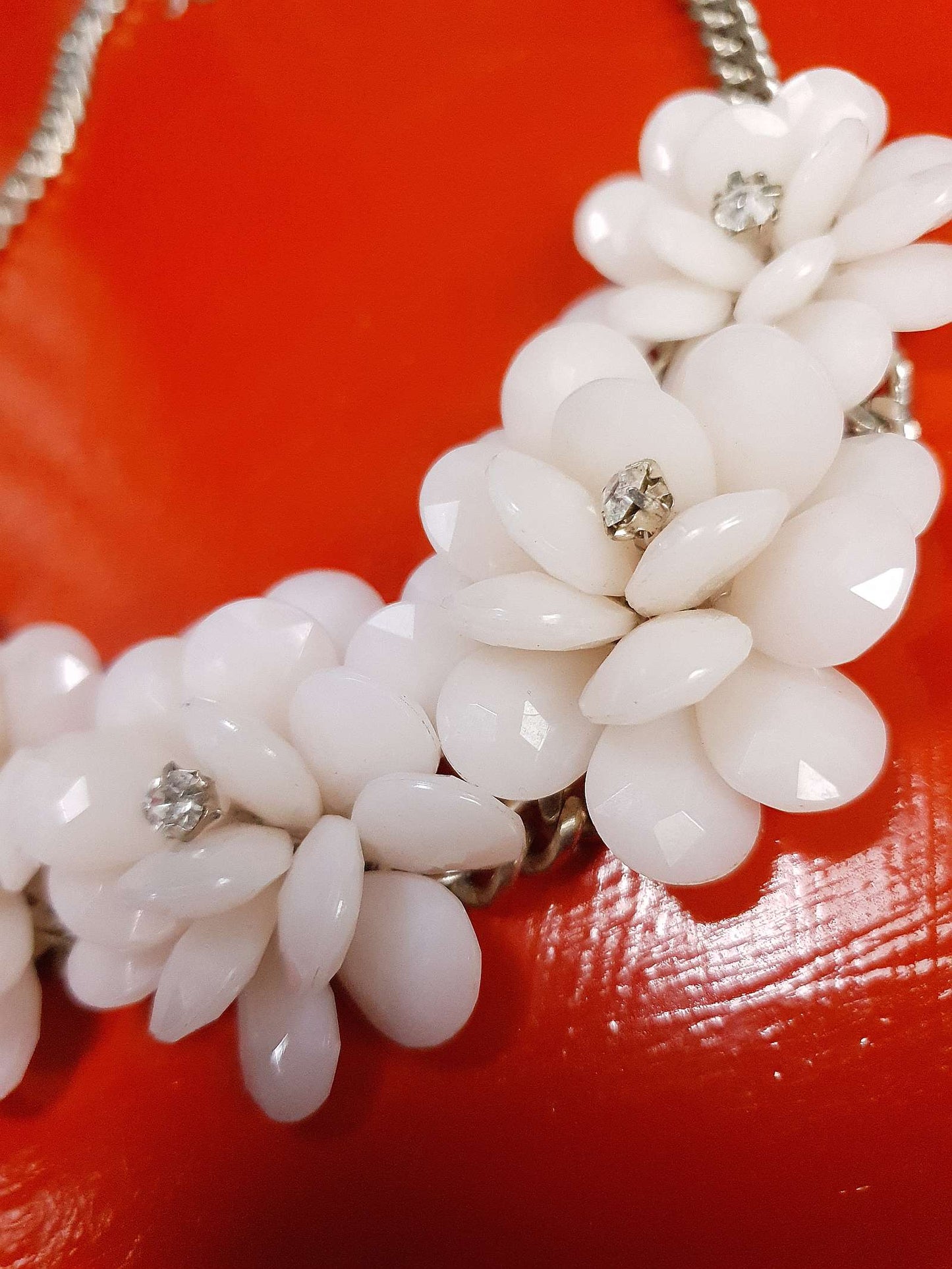 90s Vintage White Flower Statement Necklace Rhinestone Floral