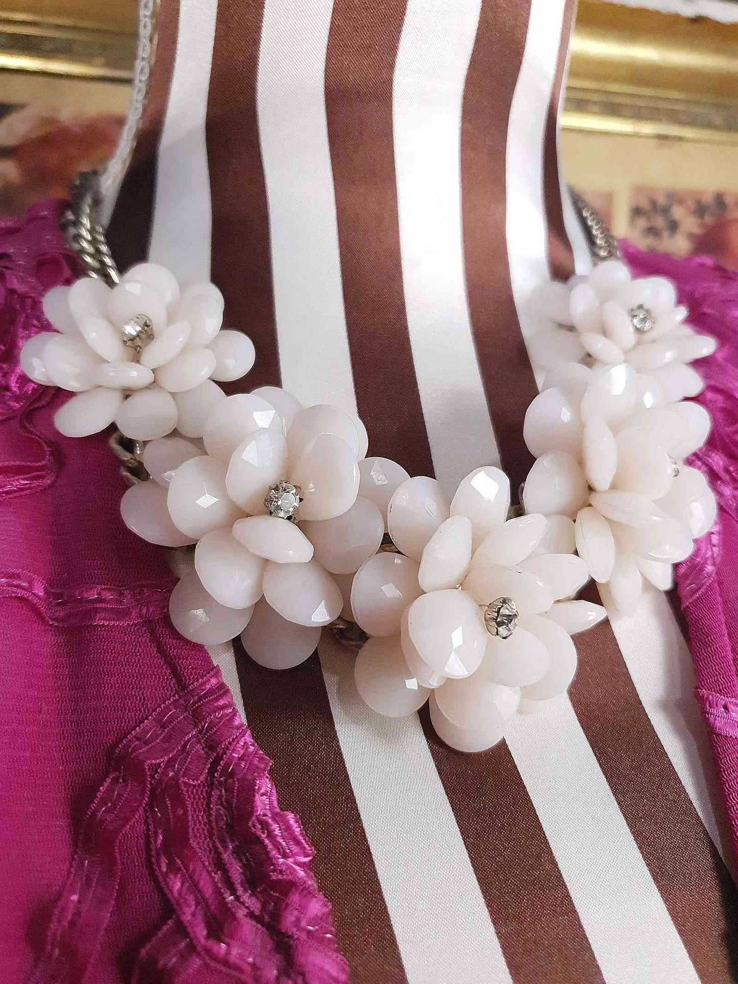 90s Vintage White Flower Statement Necklace Rhinestone Floral