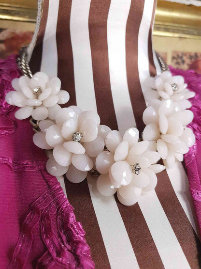 90s Vintage White Flower Statement Necklace Rhinestone Floral