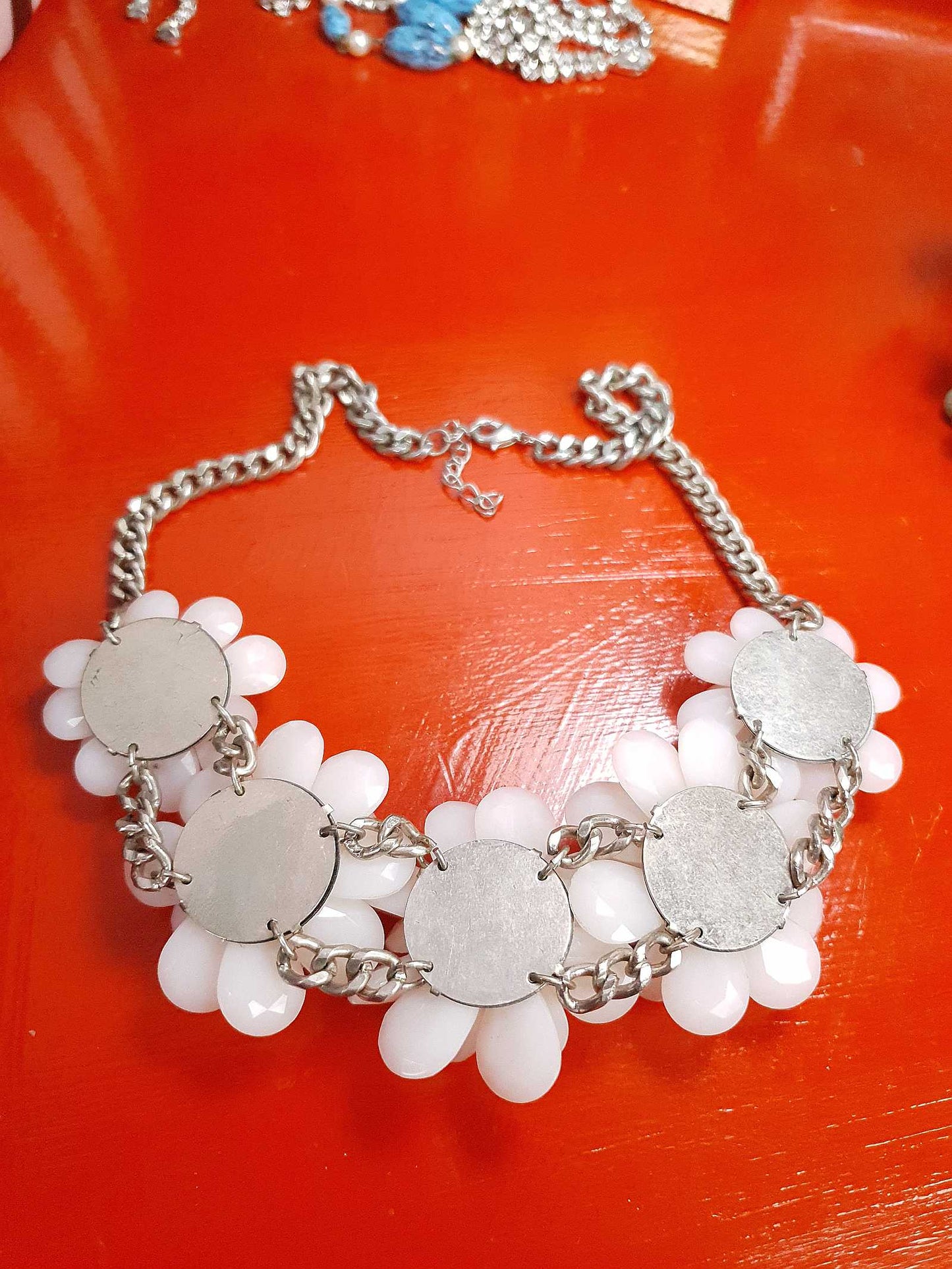 90s Vintage White Flower Statement Necklace Rhinestone Floral
