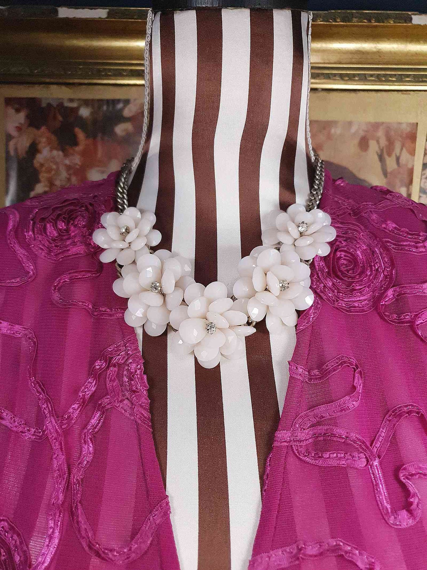 90s Vintage White Flower Statement Necklace Rhinestone Floral