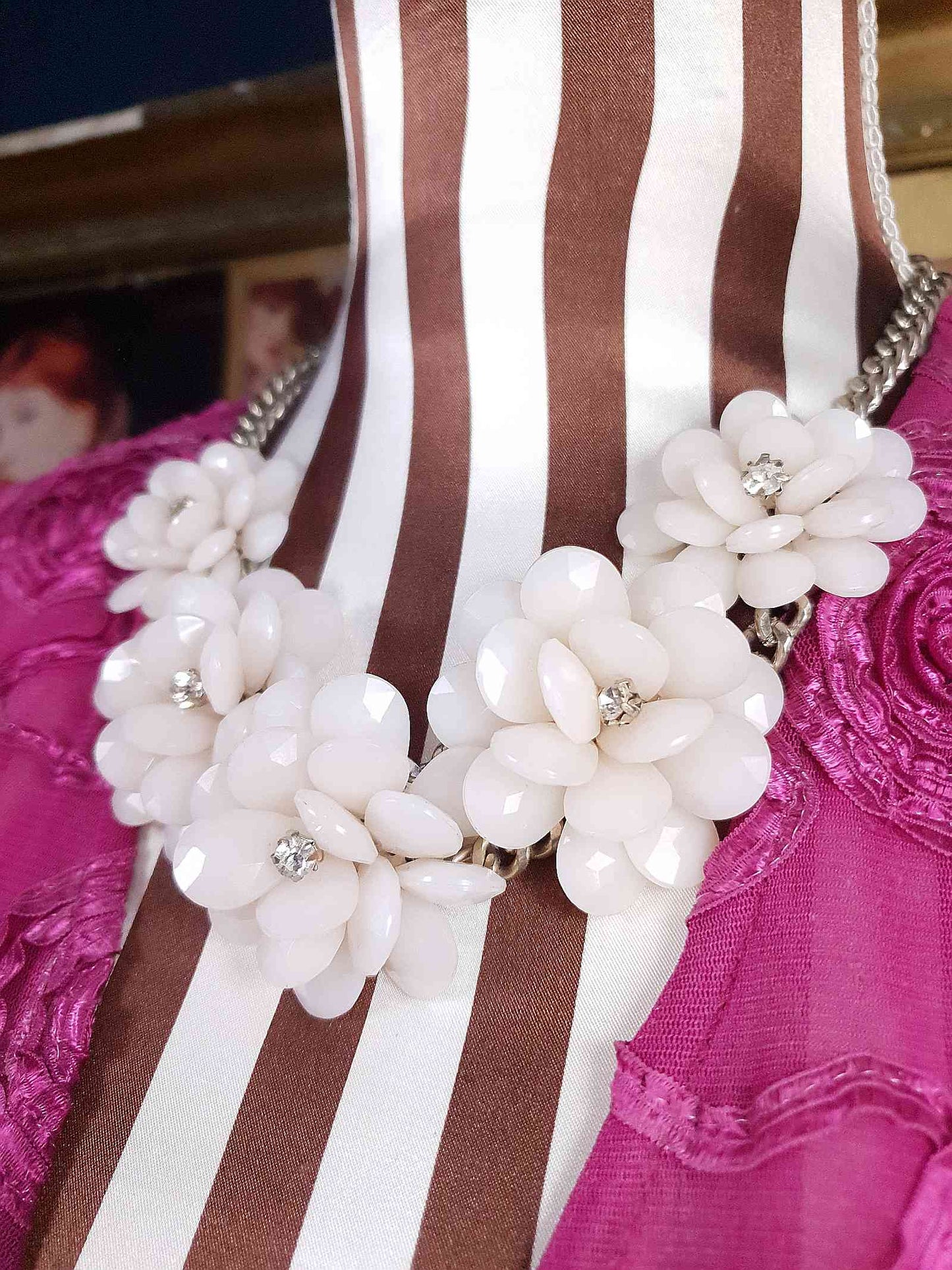90s Vintage White Flower Statement Necklace Rhinestone Floral