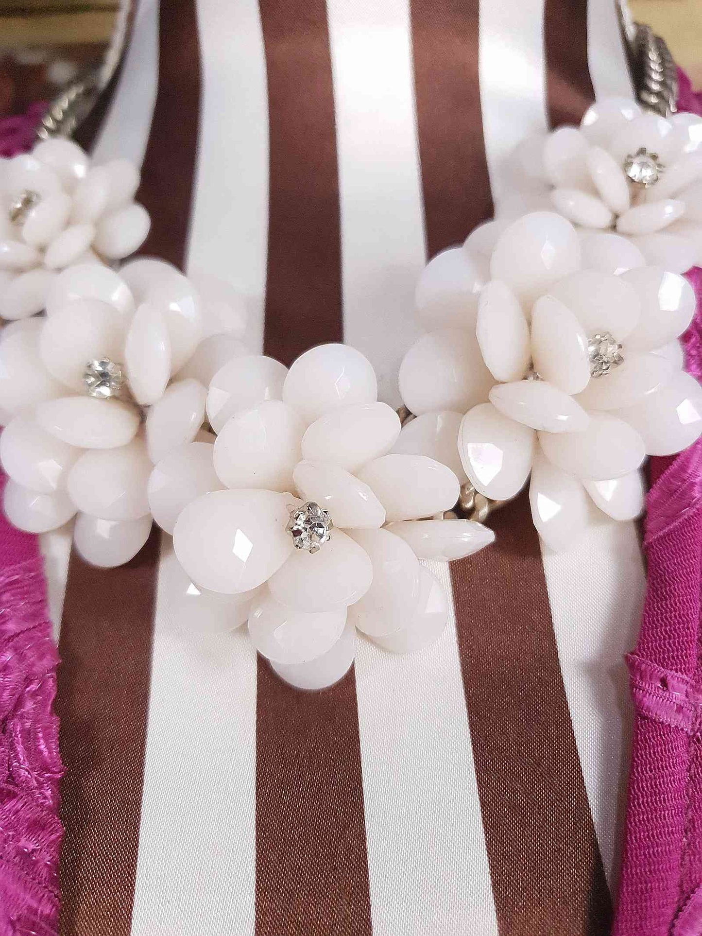 90s Vintage White Flower Statement Necklace Rhinestone Floral