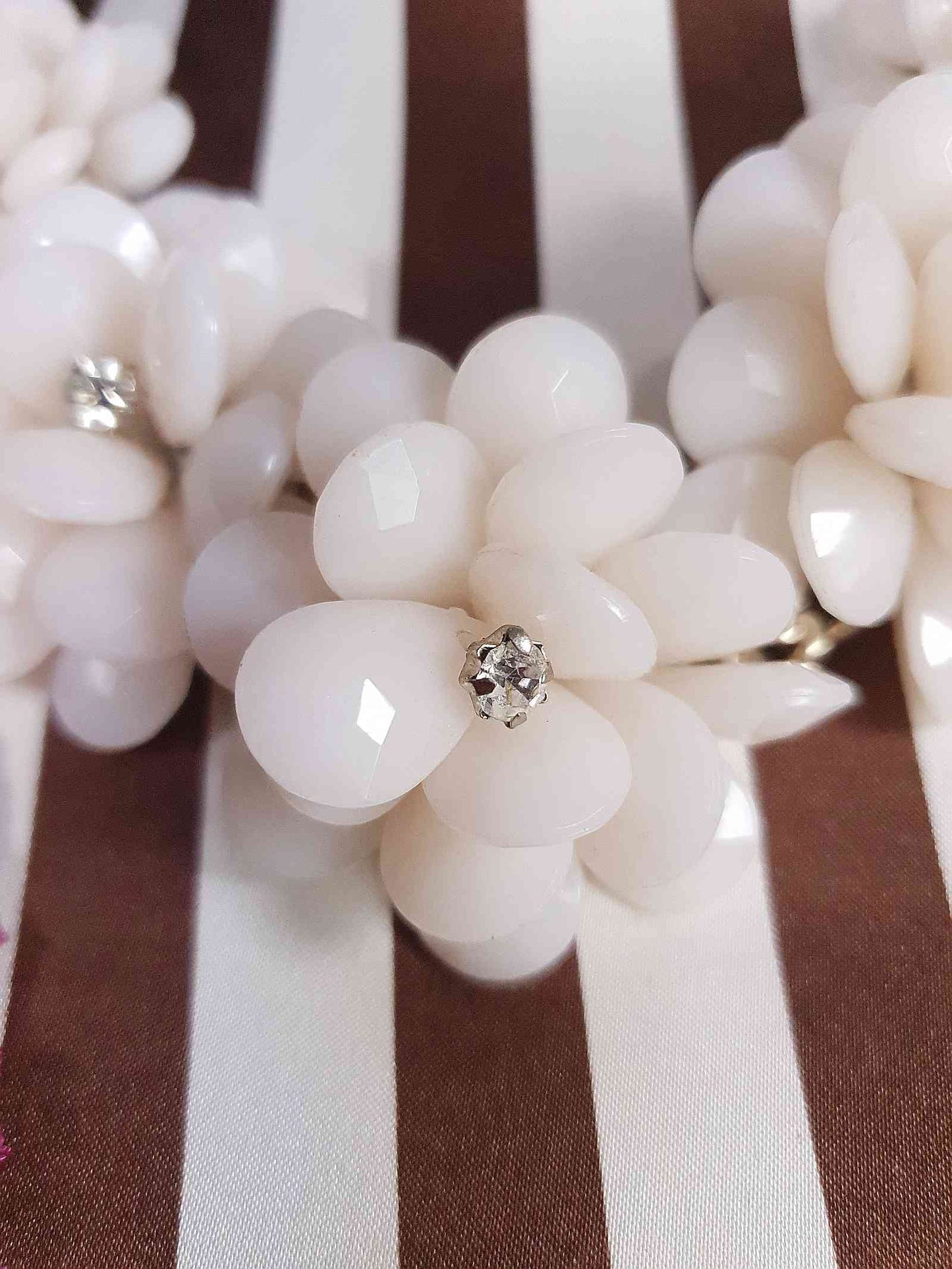 90s Vintage White Flower Statement Necklace Rhinestone Floral