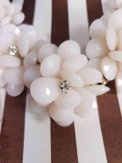90s Vintage White Flower Statement Necklace Rhinestone Floral